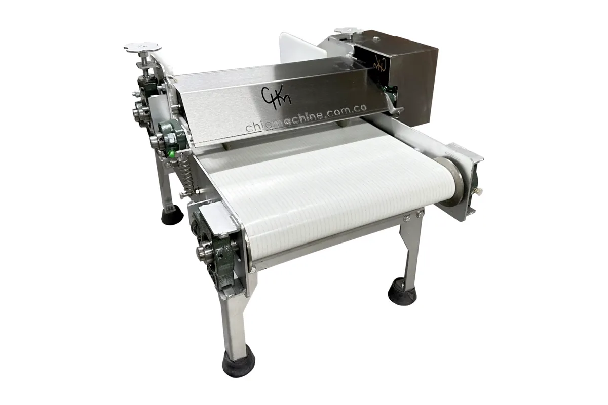 Máquina automática para hacer arepas AR1000 de Chicmachine, con rodillo laminador y banda transportadora