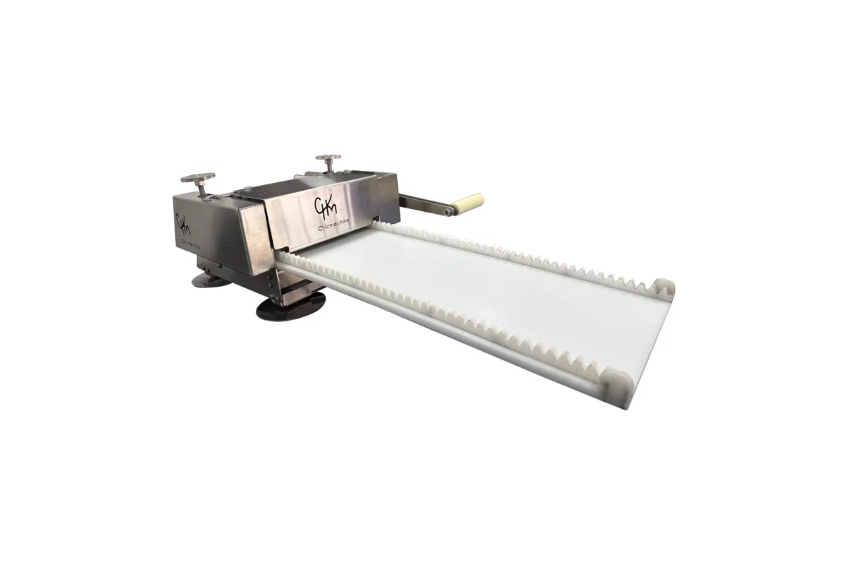 Laminadora manual Chicmachine vista de lado, con manivela y banda de laminado, para vender arepas desde casa